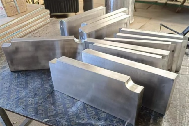 卢龙不锈钢包铅件